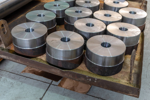 Pièces rondes tournantes plates avec une ouverture interne se trouvent sur un entrepôt en bois
. - Photo, image