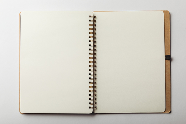 Widok z góry otwarty notebook z pustych stron na białym tle - Zdjęcie, obraz