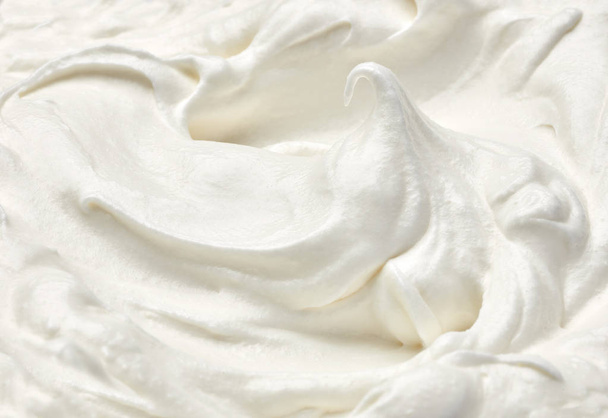 Közelkép a fehér felvert tejszín, illetve tejföl fehér háttér - Fotó, kép
