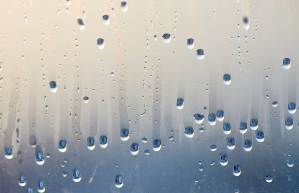 Kapat kapky kondenzované vody na skle. Pozadí z přírodních vod sdružování z okna kondenzace - Fotografie, Obrázek