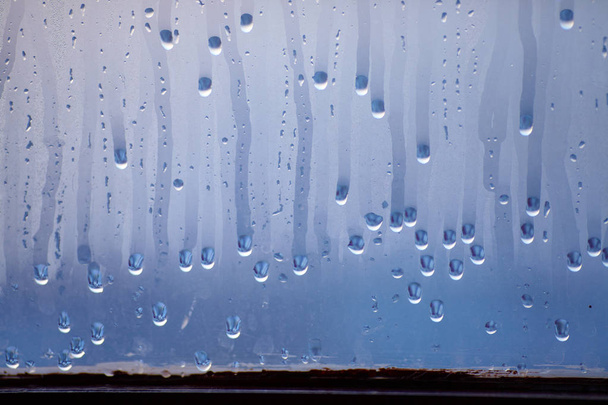 Damlama cam üzerinde yoğunlaşmış su damlaları. Doğal su pencere yoğunlaşma havuz arka plan - Fotoğraf, Görsel
