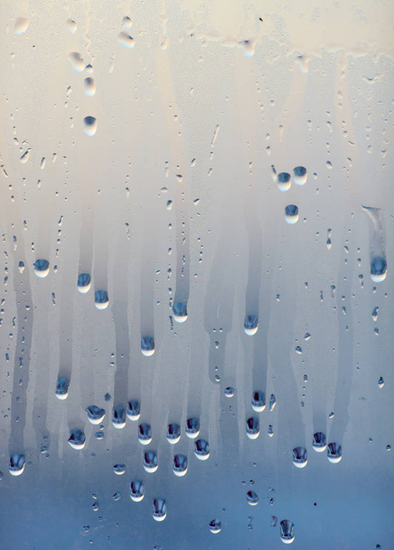 Gotas de agua condensada en el vaso. Fondo de la acumulación de agua natural de la condensación de la ventana
 - Foto, imagen