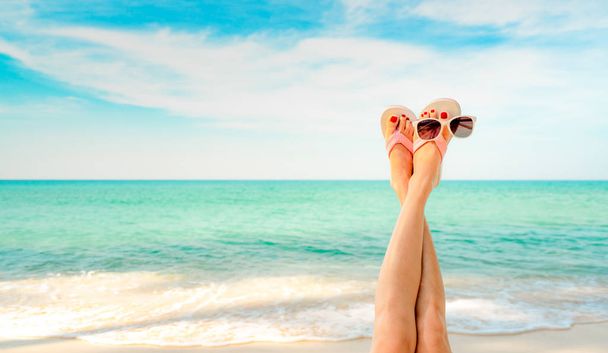 Kadın ayak ve kırmızı pedikür pembe sandalet, sahil, güneş gözlüğü giymek. Komik ve mutlu bir şekilde genç kadının tatile dinlenmek. Sahilde kız. Tur Aracısı için yaratıcı. Hafta sonu seyahat. Yaz vibes - Fotoğraf, Görsel