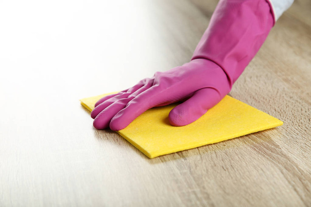 Hand in glove cleaning kitchen table - Zdjęcie, obraz