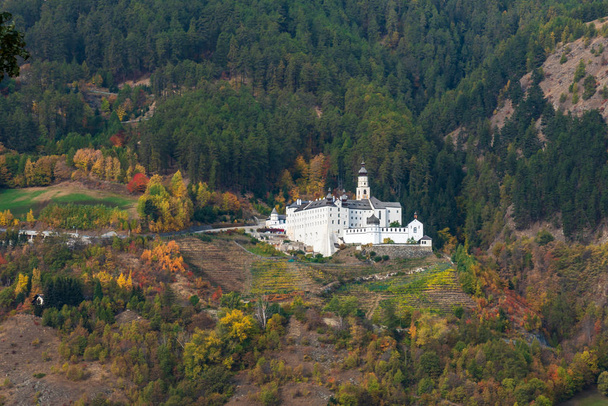 Бенедиктинського абатства Марієнберг в Burgeis, Фіншгау, Південний Тироль восени - Фото, зображення