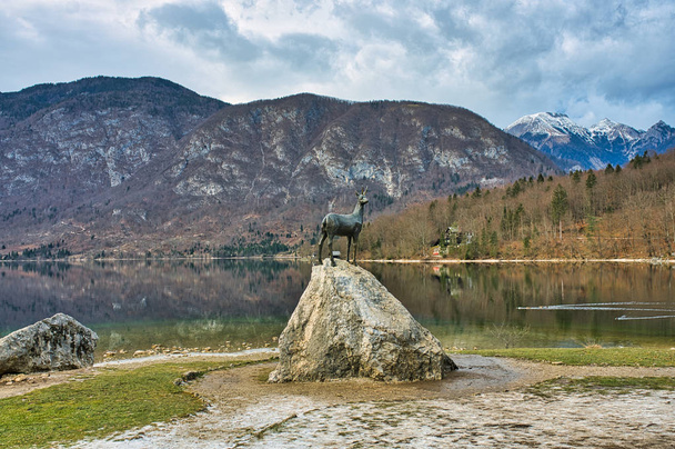 A Szabadság-szobor Zlatorog a Bohinj-tó partján a Triglav Nemzeti Parkban. Szlovénia - Fotó, kép