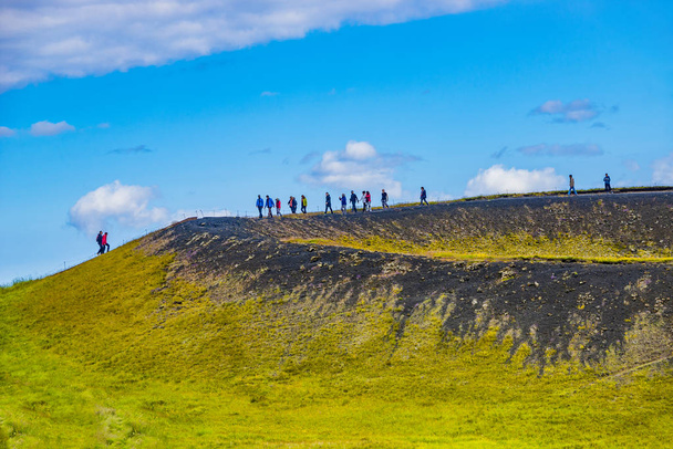 Turistas en la cima de pseudo cráteres también conocidos como volcánicos cerca de Skutustadir y el lago Myvatn en Islandia
 - Foto, Imagen