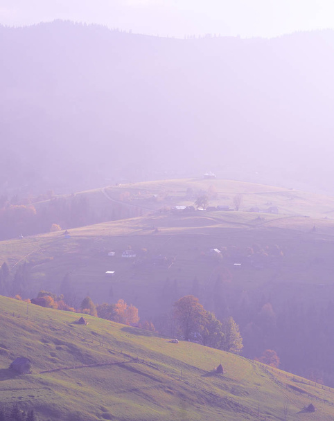 Карпатские горы в тумане
  - Фото, изображение