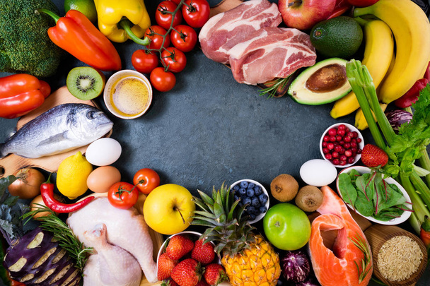 Υγιεινά τρόφιμα φόντο. Φρέσκα φρούτα, λαχανικά, κρέας και ψάρι στο τραπέζι. Υγιεινά τρόφιμα, διατροφή και υγιεινή ζωή έννοια. Το top view. Χώρο αντίγραφο - Φωτογραφία, εικόνα