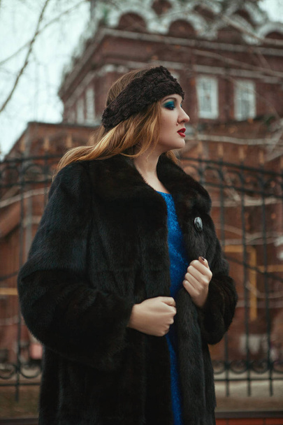 Lady pózol visel orosz módra - Fotó, kép