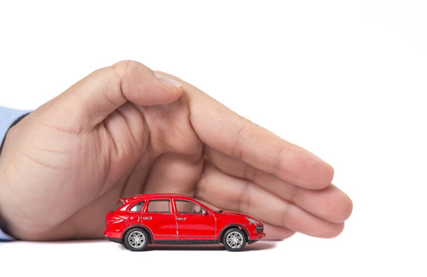 Seguro de coche (automóvil) y conceptos de exención de daños por colisión. Empresario con gesto protector
 - Foto, Imagen