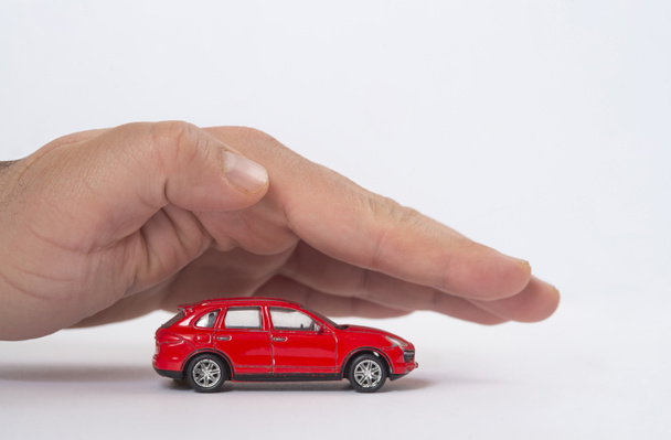 Assurance auto (automobile) et concepts de dispense de dommages en cas de collision. Homme d'affaires avec geste protecteur
 - Photo, image