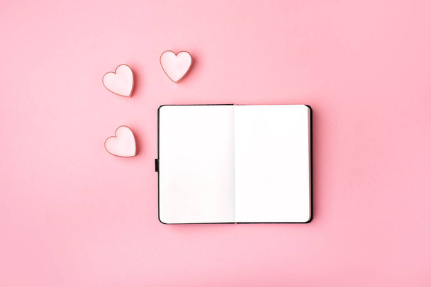 Notebooks with pink paper hearts - Φωτογραφία, εικόνα