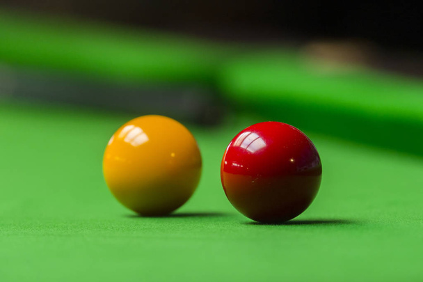 Snookerball auf dem grünen Snookertisch im Snookerclub - Foto, Bild