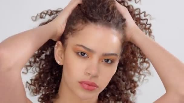 mezcla raza negro mujer con pecas y rizado cabello en estudio en blanco poses a un cámara
 - Imágenes, Vídeo