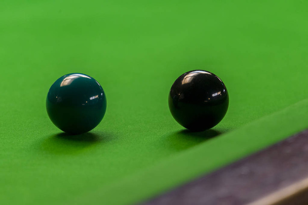 snookeru míč na zelené kulečníkového stolu v klubu snookeru - Fotografie, Obrázek