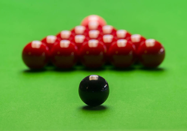Snooker ball snooker kulübünde yeşil snooker masada - Fotoğraf, Görsel
