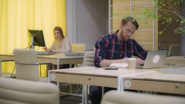 Personas en el lugar de trabajo en una hermosa oficina amarillo-verde
 - Foto, imagen