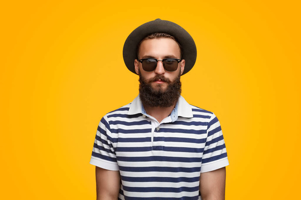 Serious bearded hipster in hat - Foto, afbeelding