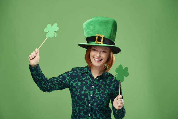 Portrait of woman with leprechaun's hat and clover shaped banner  - Photo, Image