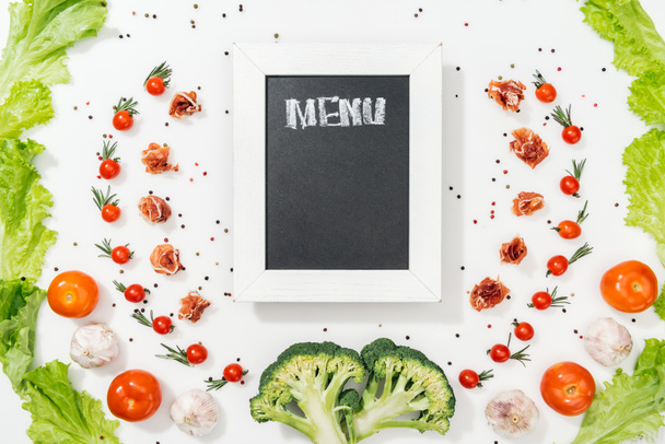 tablicy z napisem menu wśród pomidorów, liśćmi sałaty, szynka, brokuły, przyprawy i czosnek - Zdjęcie, obraz