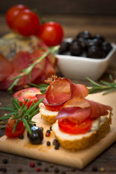 close up view of tasty snacks served on wooden backdrop - Foto, immagini
