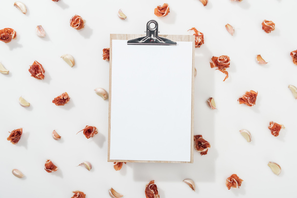 top view of clipboard among prosciutto and garlic cloves - 写真・画像