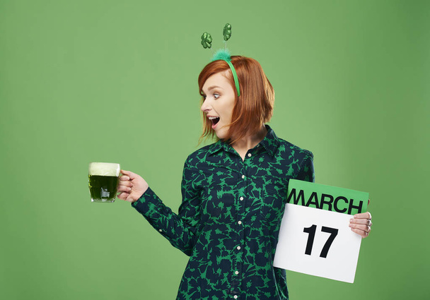 Mulher gritando com uma caneca cheia de cerveja e calendário
 - Foto, Imagem