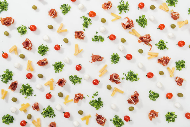vista superior de aceitunas, jamón, verdor, queso cortado, mozzarella y tomates cherry
 - Foto, Imagen
