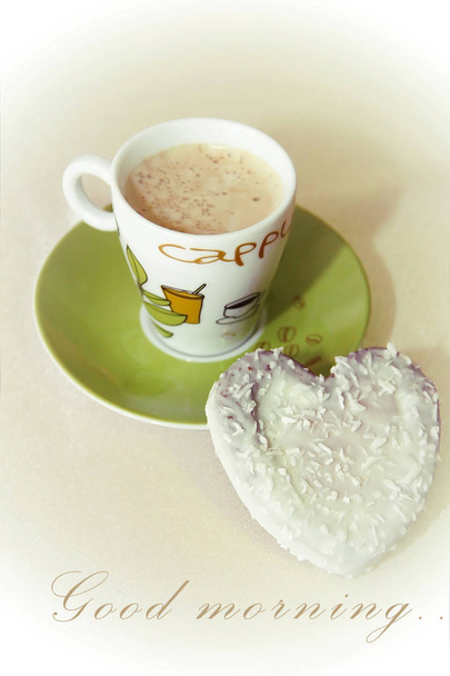 valkoinen makea sydämen muotoinen evästeet ja kuppi kahvia vihreällä lautasella
 - Valokuva, kuva