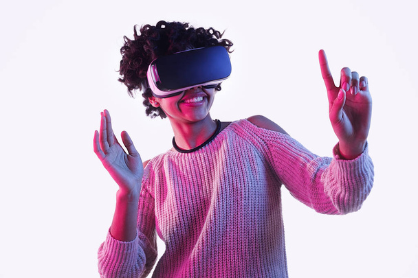 Adolescente preto no fone de ouvido VR tocando tela invisível
 - Foto, Imagem