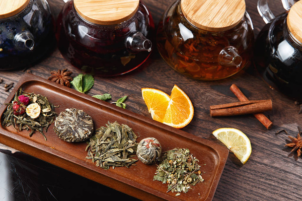 木製の板にさまざまな紅茶。選択と集中 - 写真・画像