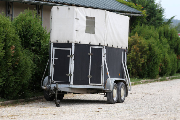 Paardaanhangwagen geparkeerd in de buurt van circuit - Foto, afbeelding