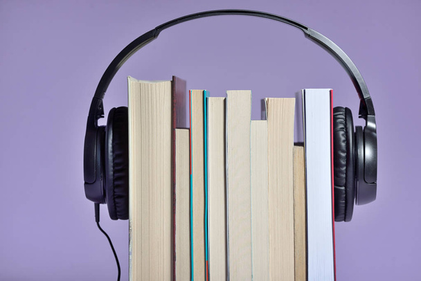 Audioboeken concept met boeken en koptelefoon - Foto, afbeelding