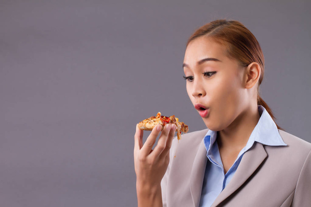 Feliz sorrindo Mulher asiática comendo pizza; Retrato de mulher do Sudeste Asiático segurando deliciosa pizza italiana; desfrutar de comer conceito de pizza; Jovem adulto asiático, modelo de mulher de pele bronzeada
 - Foto, Imagem