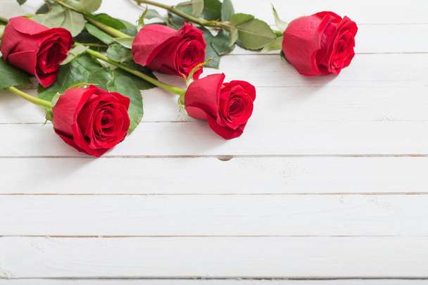 red roses on white wooden background - Fotoğraf, Görsel