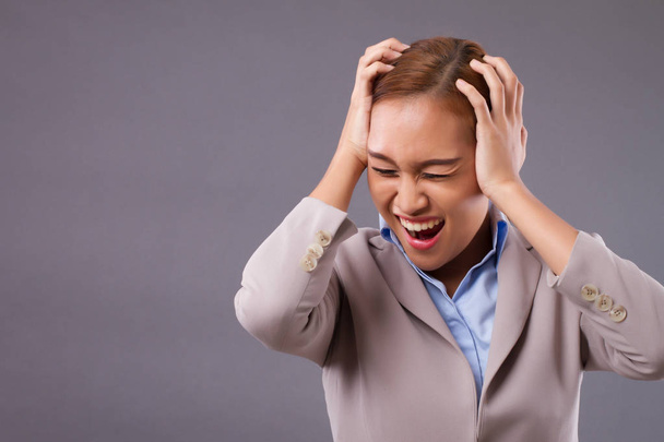 Moe, ongelukkig zakenvrouw lijden hoofdpijn; triest uitgeput depressief zakenvrouw met symptomen van de hoofdpijn, migraine, stress en depressie; geestelijke ziekte begrip "probleem"; Aziatische vrouw model - Foto, afbeelding