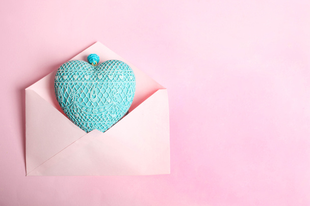 Envelope rosa bonito com coração azul sobre fundo rosa. Vista superior, espaço de cópia. Conceito Dia dos Namorados, declaração de amor
. - Foto, Imagem