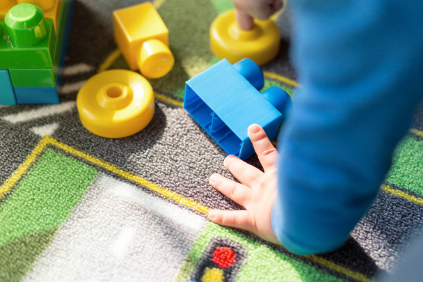 Bir yaşında bebek blok oyuncaklar ile oynama - Fotoğraf, Görsel