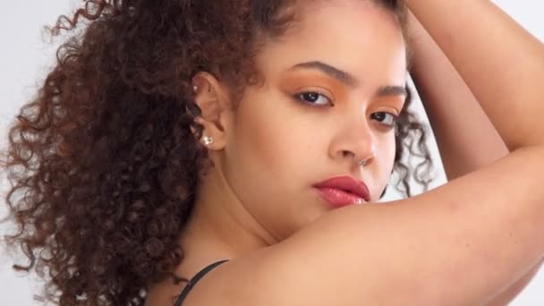 mixte race femme noire avec des taches de rousseur et les cheveux bouclés en studio sur pose blanche à une caméra
 - Séquence, vidéo
