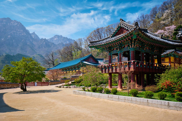 神興寺寺雪岳山、韓国雪岳山国立公園内 - 写真・画像
