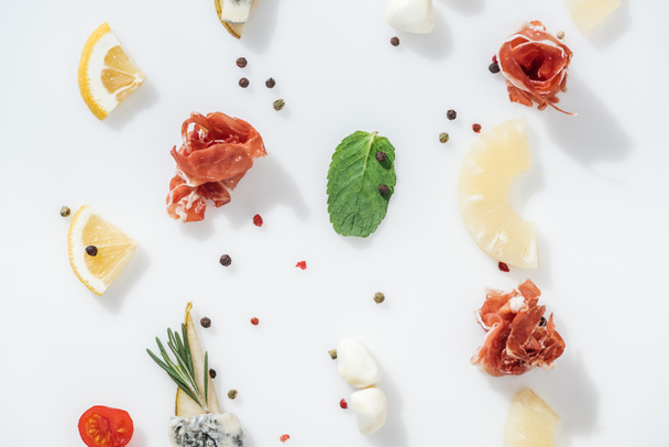 organik maddeler ve baharat beyaz zemin üzerine lezzetli prosciutto düz lay - Fotoğraf, Görsel