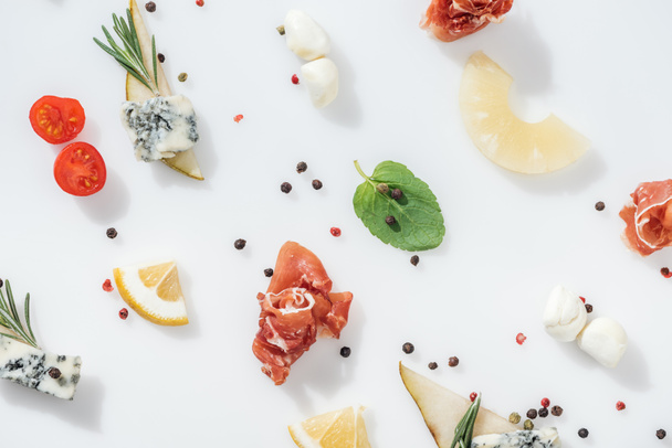 lezzetli prosciutto ve organik maddeler ve baharat beyaz zemin üzerine mavi peynir ile dilimlenmiş armut düz lay - Fotoğraf, Görsel