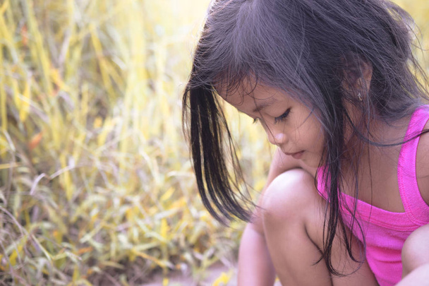 retrato de una niña jugando en el jardín
 - Foto, imagen