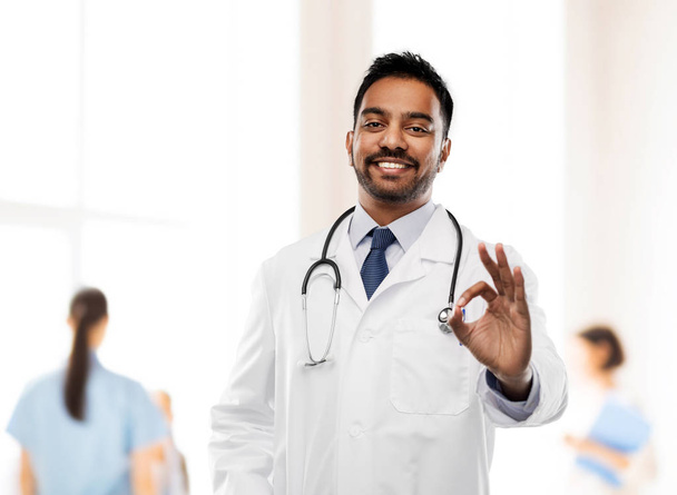 uśmiechający się indyjski lekarz pokazuje gest ok - Zdjęcie, obraz