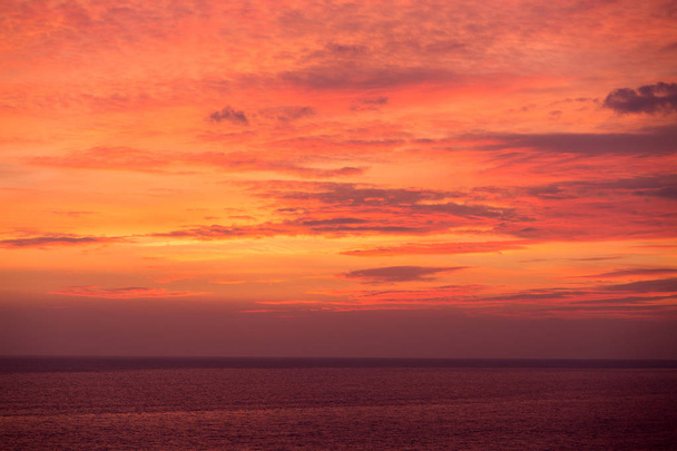 Vista panorámica del mar contra el cielo dramático, Andalucía, España
 - Foto, imagen