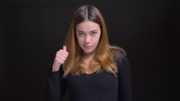 Closeup portret van jonge aantrekkelijke Kaukasische vrouw zelfverzekerd duim opdagen en glimlachen terwijl de camera kijken - Video