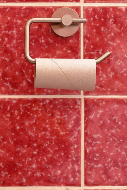 Uchwyt na papier toaletowy i papier toaletowy - Zdjęcie, obraz