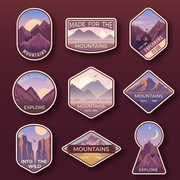 Conjunto de nove emblemas de viagem de montanha. Acampar emblemas de aventura ao ar livre, emblemas e patches de logotipo. Turismo de montanha, caminhadas. Etiquetas de acampamento de floresta em estilo vintage
 - Vetor, Imagem
