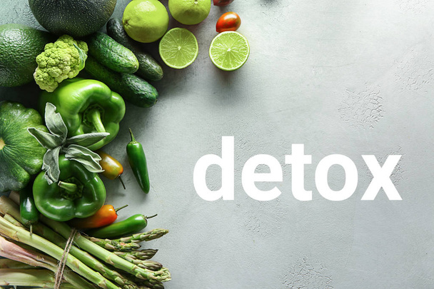 Φρέσκα λαχανικά για αποτοξίνωση detox δίαιτα σε γκρίζο φόντο - Φωτογραφία, εικόνα